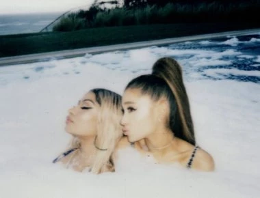 Ariana Grande και Nicki Minaj χορεύουν αισθησιακά μέσα σε σαπουνάδες στο κοινό τους τραγούδι! (βίντεο)